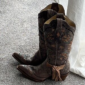 NWTS CORRAL BOOTS (8.5)